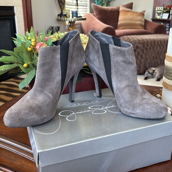 Brand New Jessica Simpson Genuine Suede Gray & Black Slip On Heeled Booties Boot - Picture 9 of 15